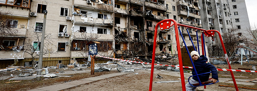 Ødelagt bygning i Ukraine