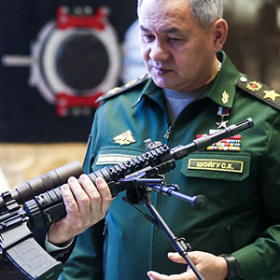Putin med maskinvåben  og to soldater