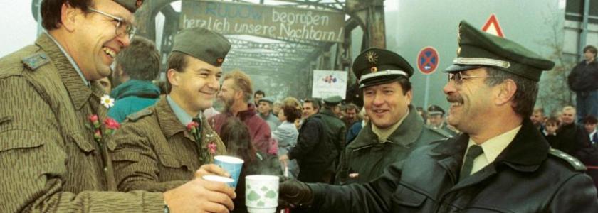 Forfatterweb: Grænsesoldater fra Østberlin og politifunktionærer fra Vestberlin holder fælles kaffepause den 14. november 1989 efter grænsen mellem øst og vest er åbnet. Foto: Ukendt / Picture-Alliance / Ritzau Scanpix