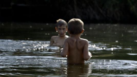 to drenge bader i en sø