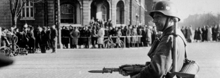 Faktalink tema om besættelsen 1940-45. Tysk soldat med gevær ved Østerport Station 9. april 1940. Foto: Politiken/Ritzau Scanpix