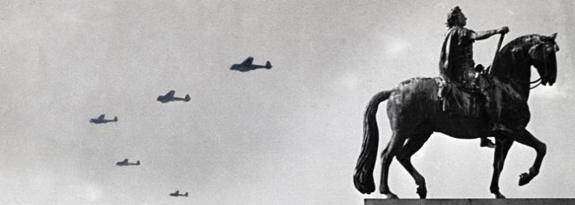 *Forfatterweb tema: Besættelsen. Tyske fly over Amalienborg i København den 9. april 1940 om morgenen. Foto: Ukendt / Ritzau Scanpix
