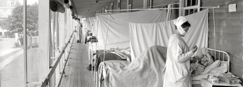 Faktalink: Den Spanske Syge. Sygeplejerske måler puls på patient med influenza. Walter Reed Hospital, Washington D.C. 1918. Foto: Ullstein Bild - Histopics/Ullstein Bild/Ritzau Scanpix