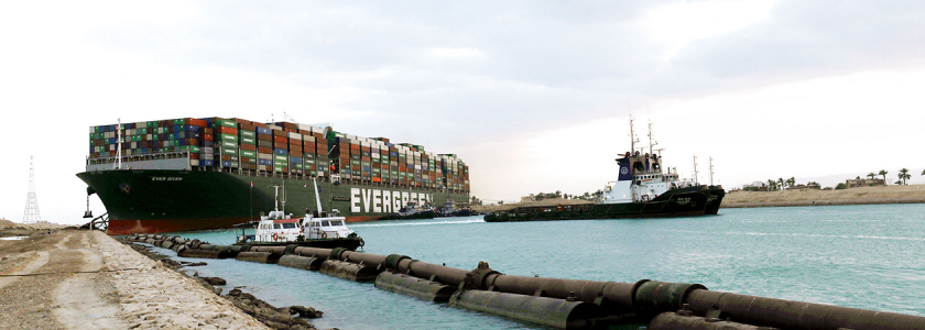 Containerskib sidder fast i Suez-kanalen