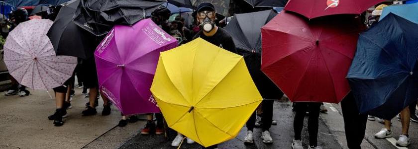 Faktalink artikel om Hongkong. Demonstranter i Hongkongs gader bruger paraplyer som skjold mod politiets tåregas og gummikugler Foto: Jacob Ehrbahn / Ritzau Scanpix