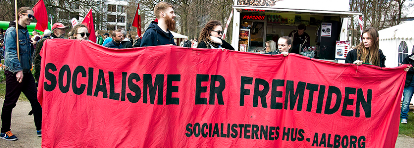Faktalink: Socialisme. Til 1. maj demonstration i Aalborg 2016. Socialisternes Hus har medbragt et banner med påskriften: "Socialisme Er Fremtiden". Foto: Henning Bagger/Ritzau Scanpix