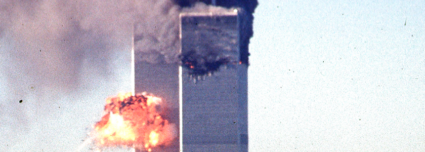 Et af World trade centers tårne i brand 11. september