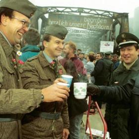 Forfatterweb: Grænsesoldater fra Østberlin og politifunktionærer fra Vestberlin holder fælles kaffepause den 14. november 1989 efter grænsen mellem øst og vest er åbnet. Foto: Ukendt / Picture-Alliance / Ritzau Scanpix