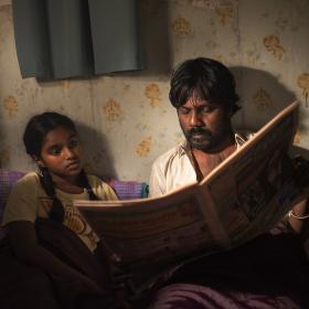 Far og datter læser sammen