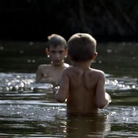 to drenge bader i en sø