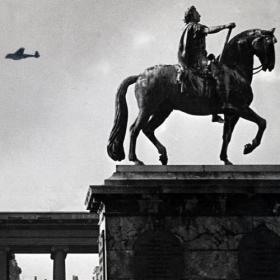 *Forfatterweb tema: Besættelsen. Tyske fly over Amalienborg i København den 9. april 1940 om morgenen. Foto: Ukendt / Ritzau Scanpix