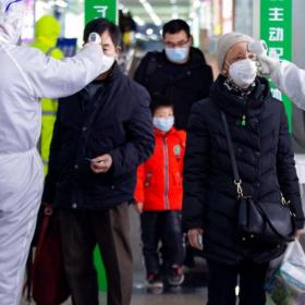 Faktalinkartikel: Coronavirus. Togpassagerer i den kinesiske by Nanjing får målt deres temperatur. 18. februar 2020. Foto: AFP/Ritzau Scanpix