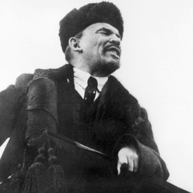 Faktalink-artikel: Den russiste revolution. Vladimir Lenin, der stod i spidsen for den første regering efter Oktoberrevolutionen, taler til sine støtter i Oktober 1918 i Moskva AFP/Ritzau Scanpix