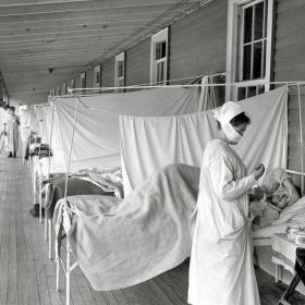 Faktalink: Den Spanske Syge. Sygeplejerske måler puls på patient med influenza. Walter Reed Hospital, Washington D.C. 1918. Foto: Ullstein Bild - Histopics/Ullstein Bild/Ritzau Scanpix