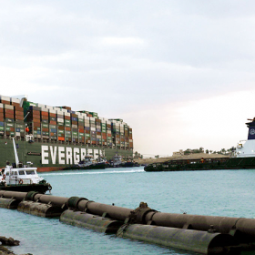 Containerskib sidder fast i Suez-kanalen