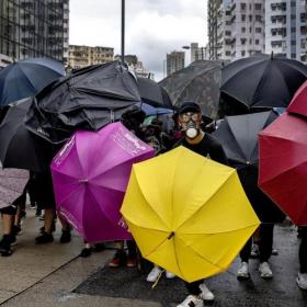 Faktalink artikel om Hongkong. Demonstranter i Hongkongs gader bruger paraplyer som skjold mod politiets tåregas og gummikugler Foto: Jacob Ehrbahn / Ritzau Scanpix