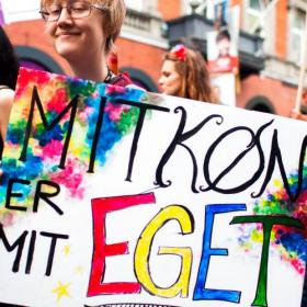 Faktalinkartikel: Køn og identitet. Aarhus Pride hylder mangfoldigheden, seksuel lighed og frihed og accept af og respekt for lesbiske, bøsser, biseksuelle og transpersoner i LGBT-miljøet. Her en deltager til paraden i 2015 med et skilt: Mit Køn er mit EGET køn. Foto: Gonzales Photo Martin Fælt/Gonzales/Ritzau Scanpix