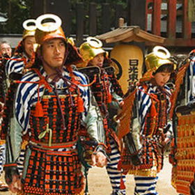 Optog af mennesker klædt som samuraikrigere