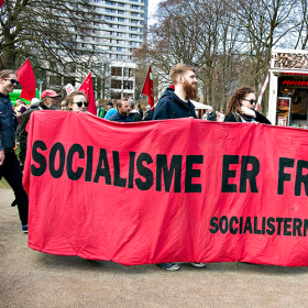 Faktalink: Socialisme. Til 1. maj demonstration i Aalborg 2016. Socialisternes Hus har medbragt et banner med påskriften: "Socialisme Er Fremtiden". Foto: Henning Bagger/Ritzau Scanpix