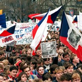 Faktalink light: Fløjlsrevolutionen i 1989 førte til at Vaclav Havel blev valgt til den første demokratiske præsident i mere end 40 år. Foto: Lubomir Kotek/AFP/Ritzau Scanpix