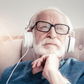 Ældre mand med høretelefoner 